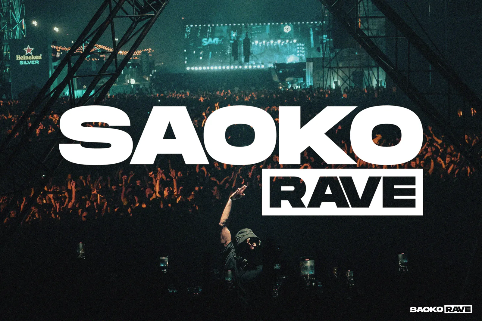 Saoko Rave — el público con las manos en alto frente a la tarima durante un set de Saoko Experience